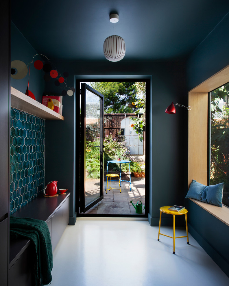 Idéer för funkis kapprum, med blå väggar, en enkeldörr, glasdörr och grått golv