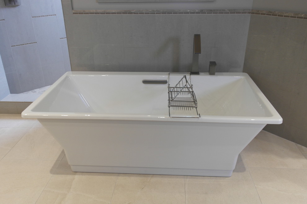 Example of a transitional bathroom design in Phoenix