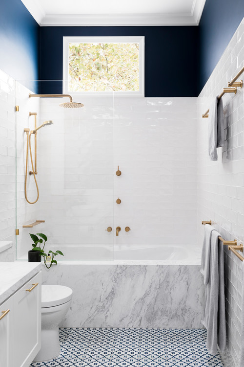 Classic meets Modern: White Subway Tiles with Navy Blue Wall Paint
