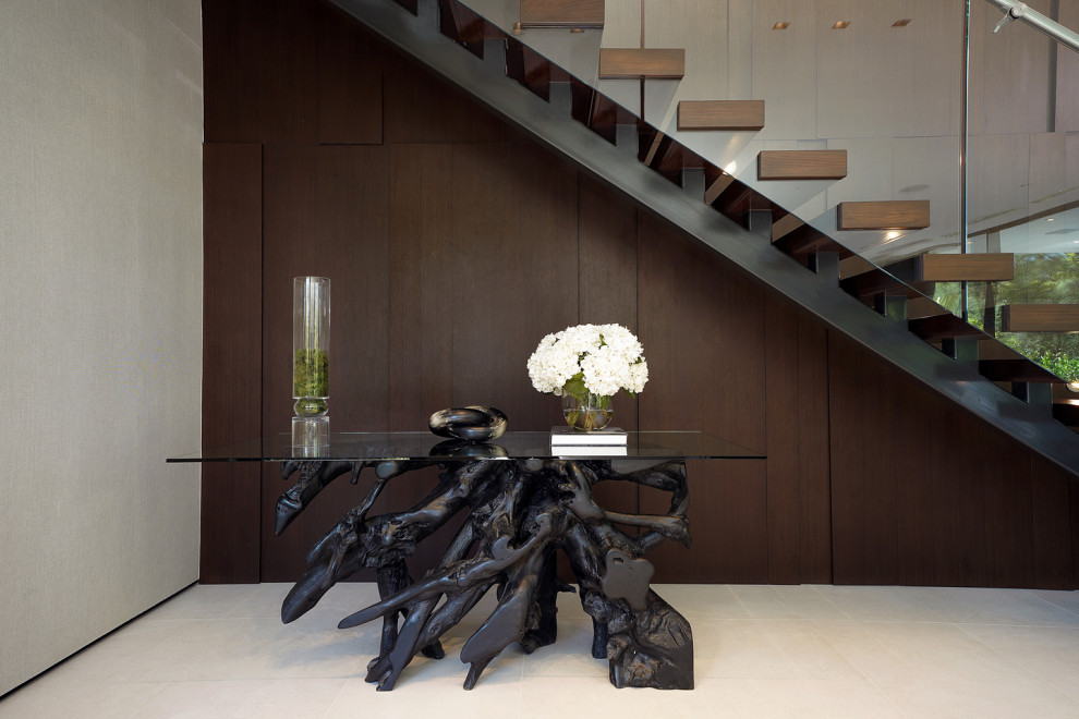 Cette image montre un grand salon minimaliste avec un téléviseur encastré, un sol marron et du lambris.