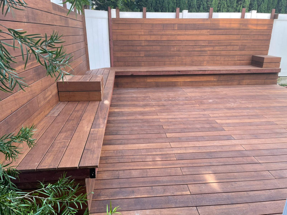 This is an example of a traditional backyard and ground level deck in Los Angeles with with privacy feature.