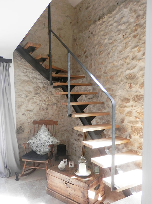 Foto de escalera en L de estilo de casa de campo pequeña sin contrahuella con escalones de madera y barandilla de metal
