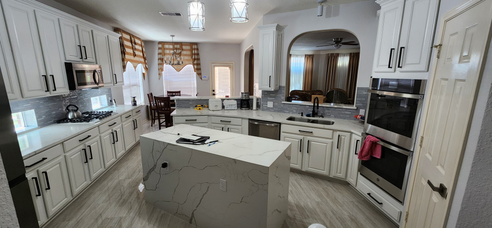 Kitchen - kitchen idea in Houston