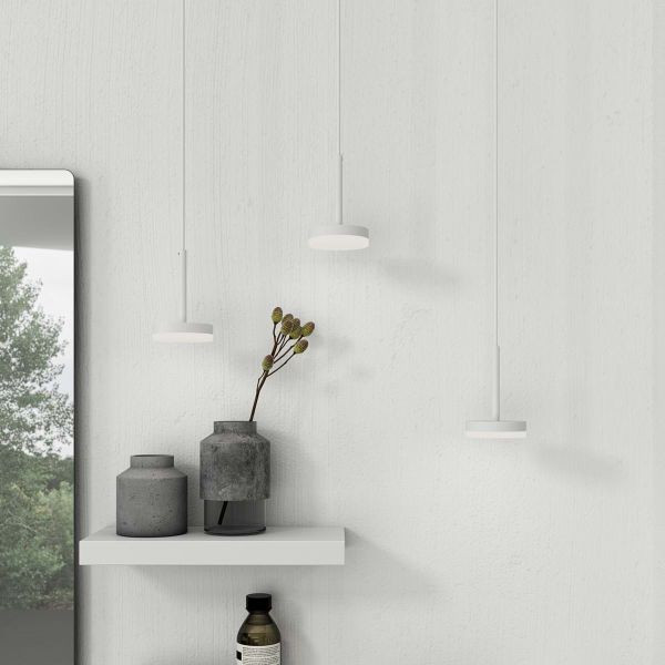 Источник вдохновения для домашнего уюта: ванная комната в скандинавском стиле с белой плиткой, плиткой из листового стекла, белыми стенами, душевой кабиной и стенами из вагонки