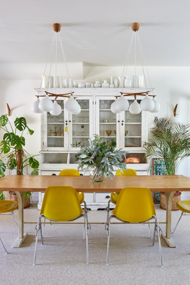 Idée de décoration pour une salle à manger nordique de taille moyenne avec un mur blanc, un sol en carrelage de porcelaine, un sol multicolore et éclairage.