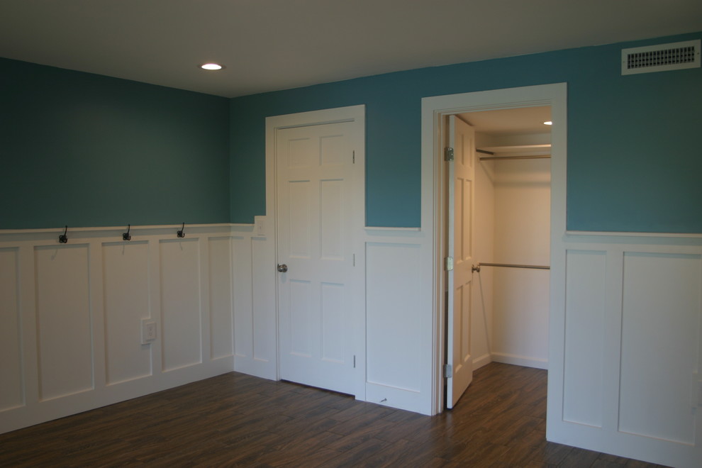 Large transitional home design photo