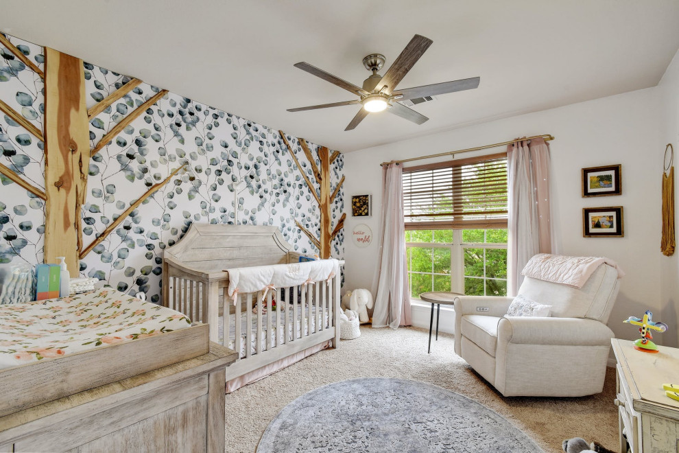 Ejemplo de habitación de bebé niña clásica renovada con paredes blancas, moqueta, suelo beige y papel pintado