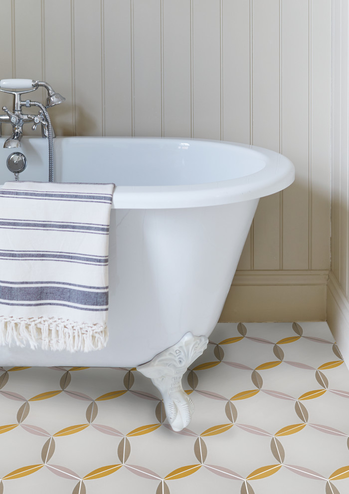 Пример оригинального дизайна: ванная комната в современном стиле с желтой плиткой, цементной плиткой и бетонным полом
