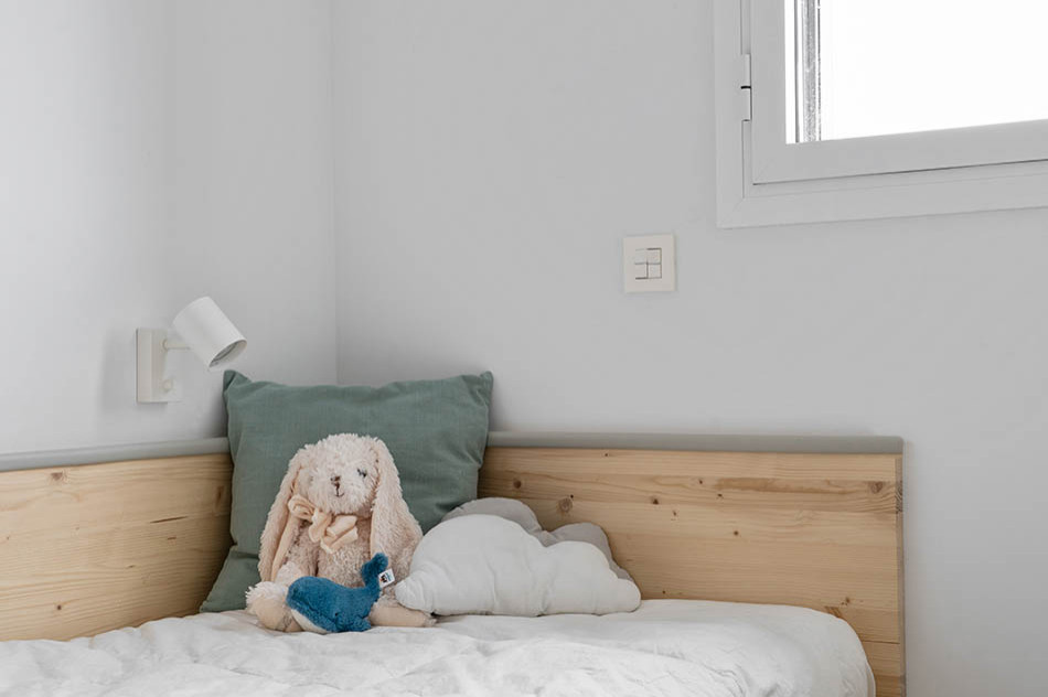 Foto på ett mellanstort medelhavsstil könsneutralt småbarnsrum kombinerat med sovrum, med vita väggar, laminatgolv och brunt golv