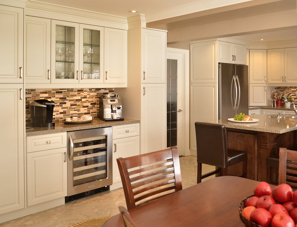 Transitional home design photo in Toronto