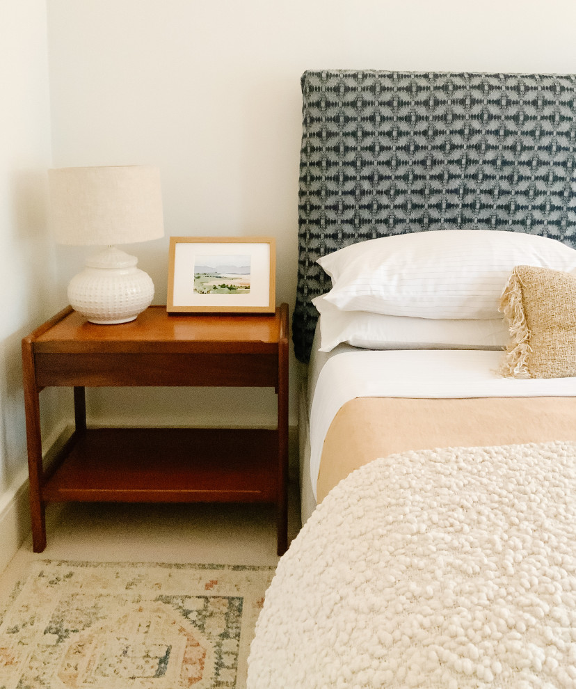 Modelo de habitación de invitados actual de tamaño medio con paredes beige y suelo beige