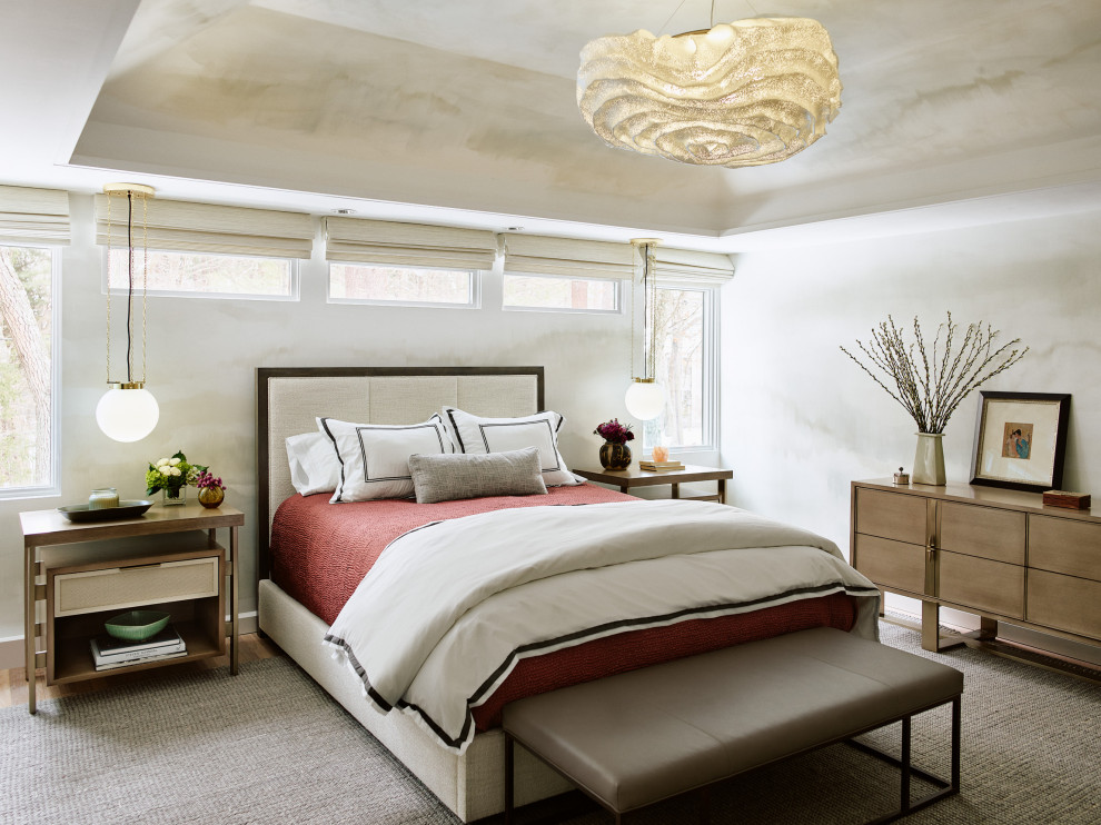 На фото: хозяйская спальня среднего размера в стиле модернизм с паркетным полом среднего тона без камина с