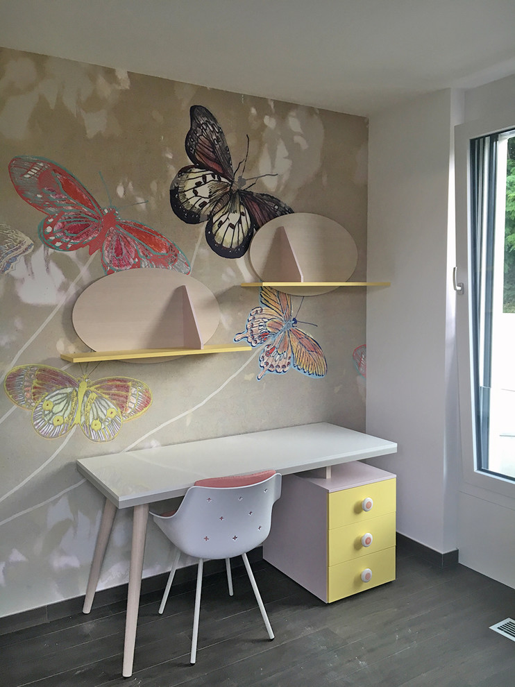 This is an example of a modern kids' study room in Milan.