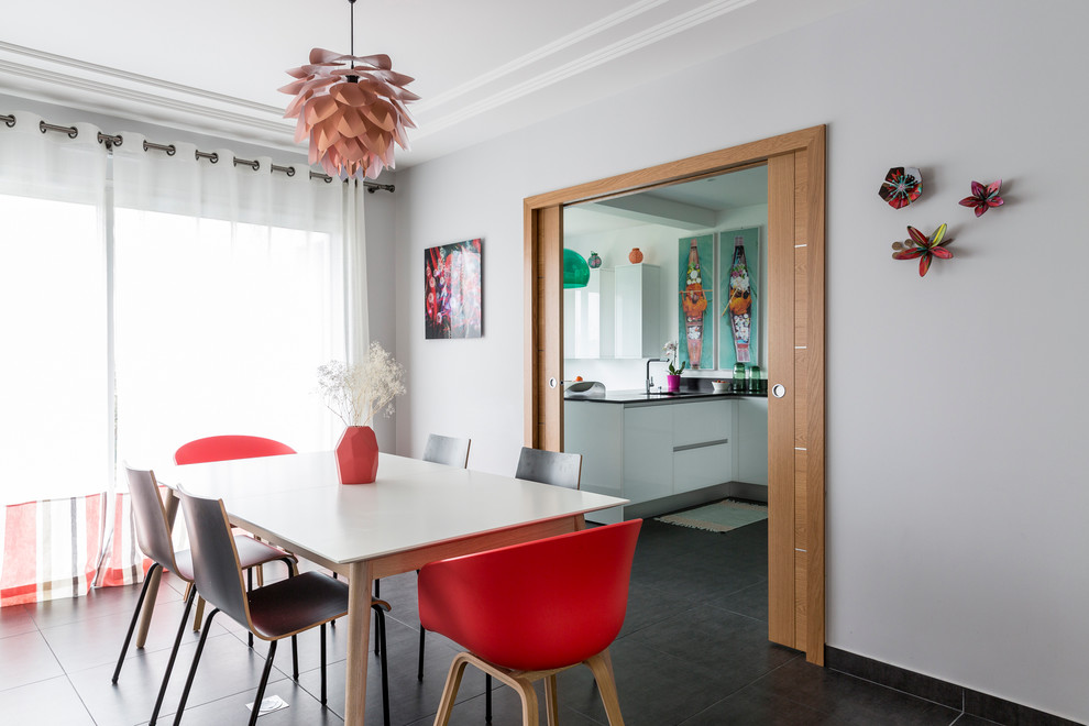 Réalisation d'une salle à manger design de taille moyenne et fermée avec un mur gris et un sol en carrelage de céramique.