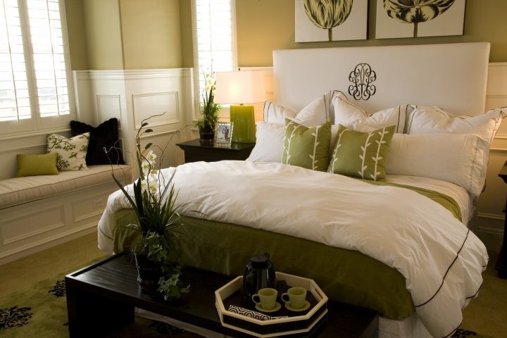 Design ideas for a mid-sized transitional guest bedroom in Orange County with green walls, carpet, no fireplace and beige floor.