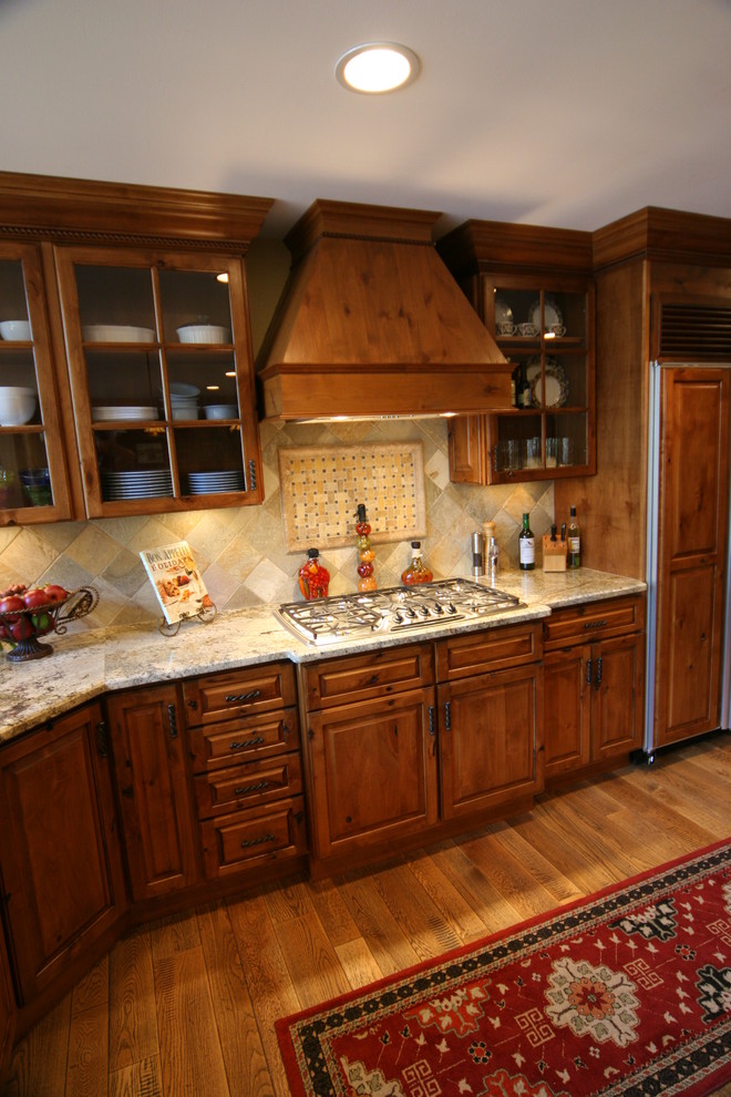Kitchen - rustic kitchen idea in St Louis