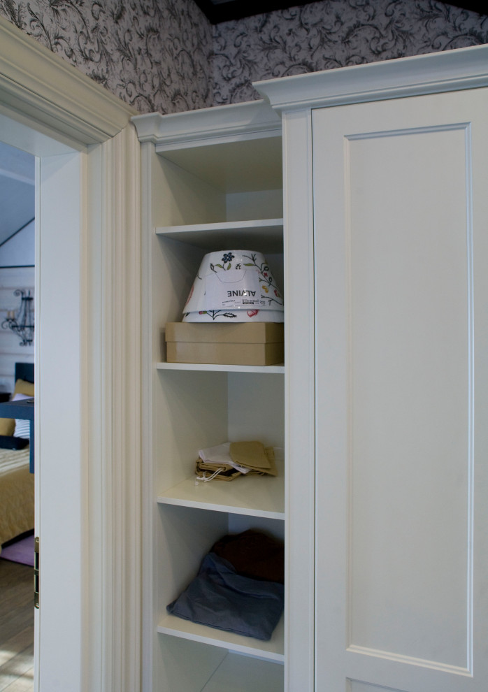 Гардеробная в деревянном доме