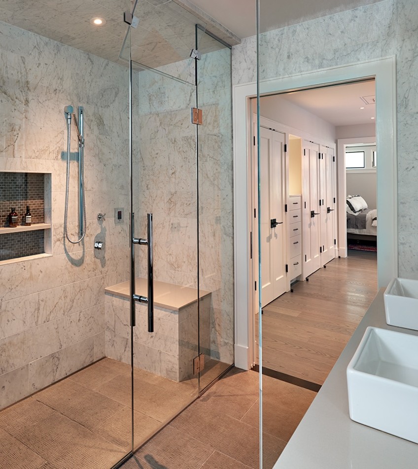 На фото: ванная комната среднего размера в современном стиле