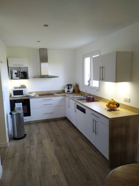 Cuisine Blanche et Bois modern-kitchen