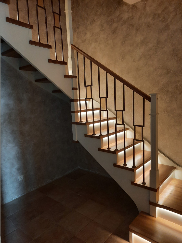 Источник вдохновения для домашнего уюта: лестница среднего размера в стиле неоклассика (современная классика)
