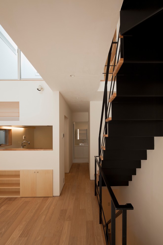 東京23区にあるお手頃価格の小さなおしゃれな直階段 (金属の蹴込み板、金属の手すり) の写真