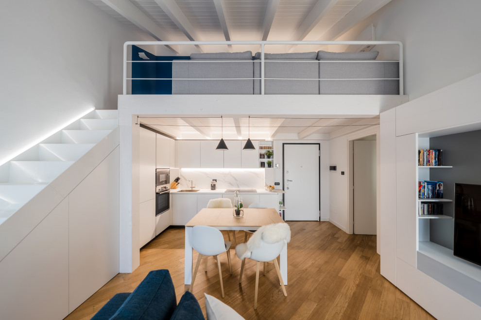 Пример оригинального дизайна: маленькая открытая, серо-белая гостиная комната в скандинавском стиле с музыкальной комнатой, разноцветными стенами, светлым паркетным полом, мультимедийным центром, бежевым полом, деревянным потолком и синим диваном для на участке и в саду