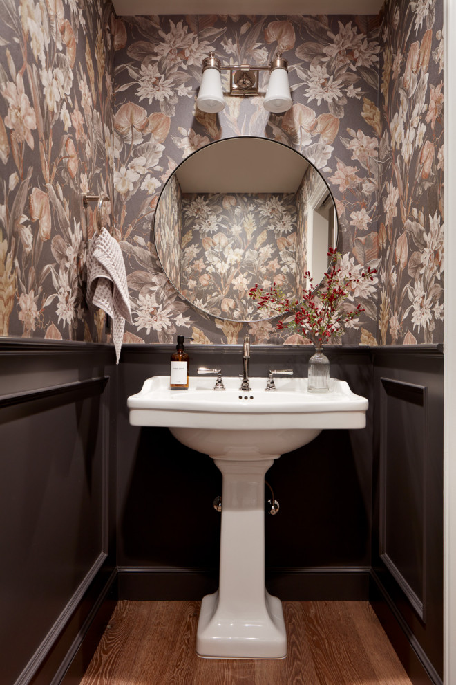 Kleine Urige Gästetoilette mit schwarzer Wandfarbe, Sockelwaschbecken, braunem Boden und Tapetenwänden in San Francisco