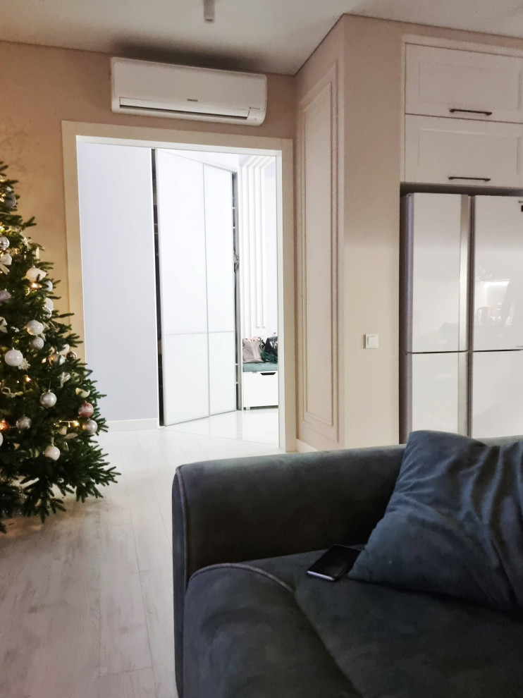 Реализованный проект кухни-гостиной с совместной лоджией и биокамином