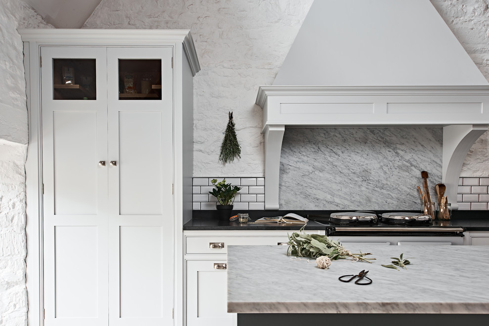 Design ideas for a mid-sized traditional kitchen in Oxfordshire.