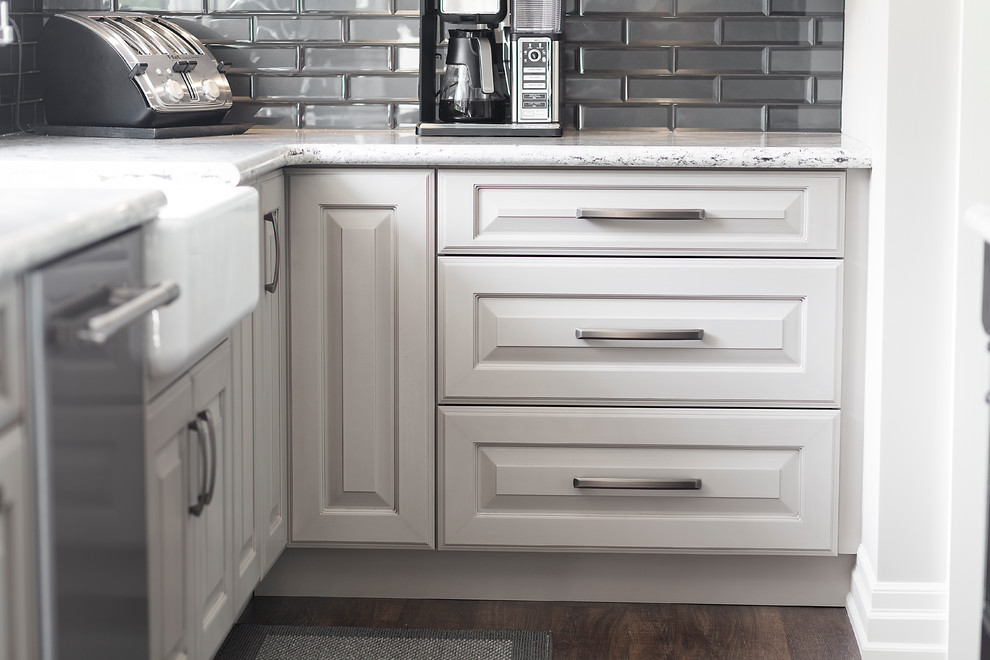 Example of a transitional home design design in Toronto