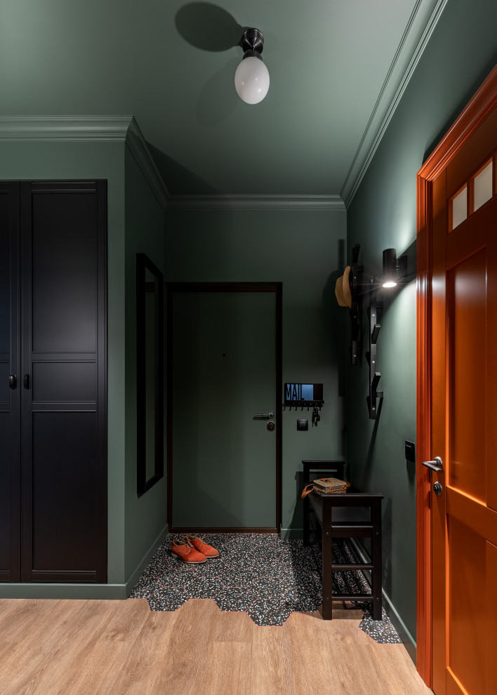 Diseño de hall actual pequeño con suelo de madera en tonos medios, puerta simple, puerta naranja y suelo marrón