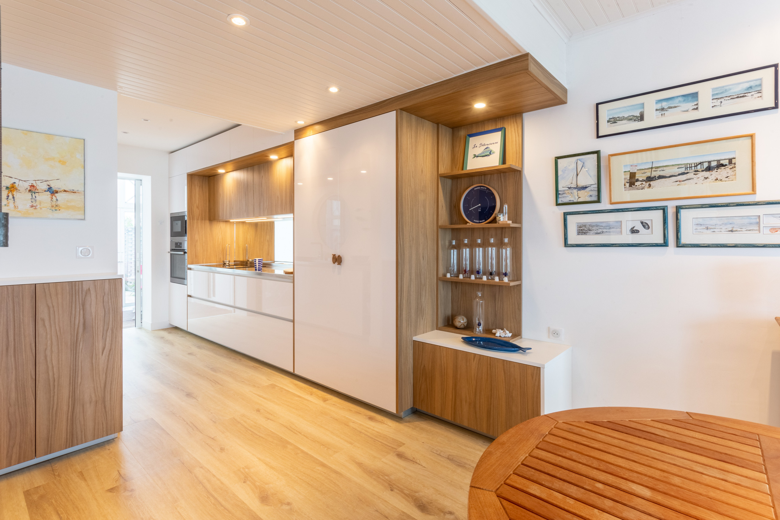 Aménagement d'une cuisine "couloir" dans une villa en bord de mer