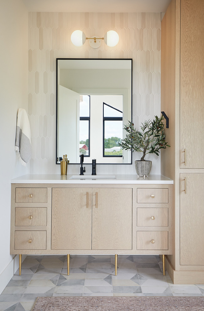 Idéer för mellanstora funkis vitt badrum med dusch, med släta luckor, skåp i ljust trä, vit kakel, vita väggar, klinkergolv i porslin, bänkskiva i akrylsten, vitt golv, kakelplattor och ett undermonterad handfat