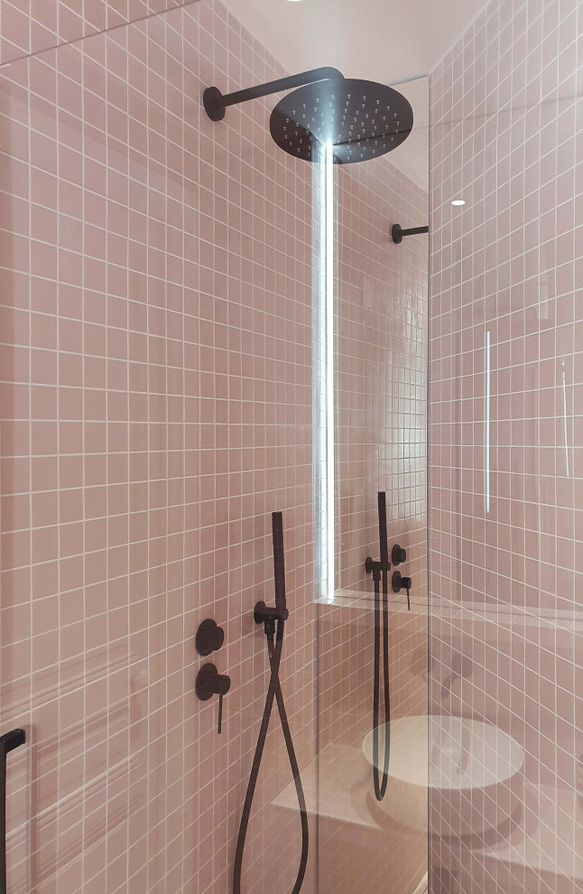 На фото: маленькая главная ванная комната в современном стиле с фасадами с декоративным кантом, душем без бортиков, инсталляцией, розовой плиткой, цементной плиткой, полом из мозаичной плитки, консольной раковиной, столешницей из плитки, розовым полом, душем с распашными дверями, тумбой под одну раковину и встроенной тумбой для на участке и в саду с