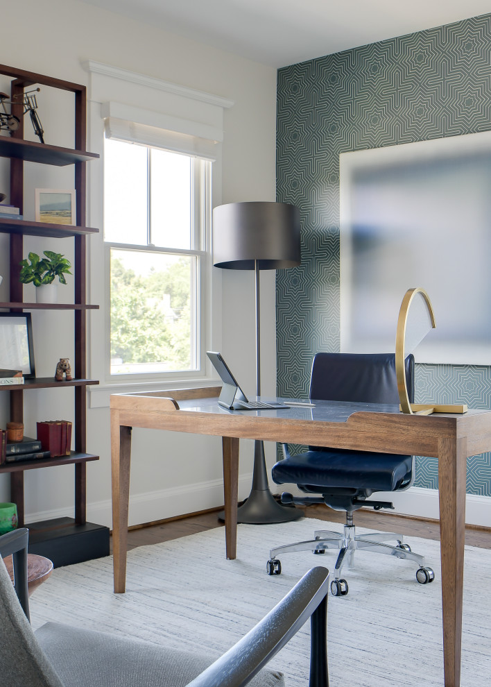 Imagen de despacho clásico renovado de tamaño medio sin chimenea con suelo de madera en tonos medios, escritorio independiente y papel pintado