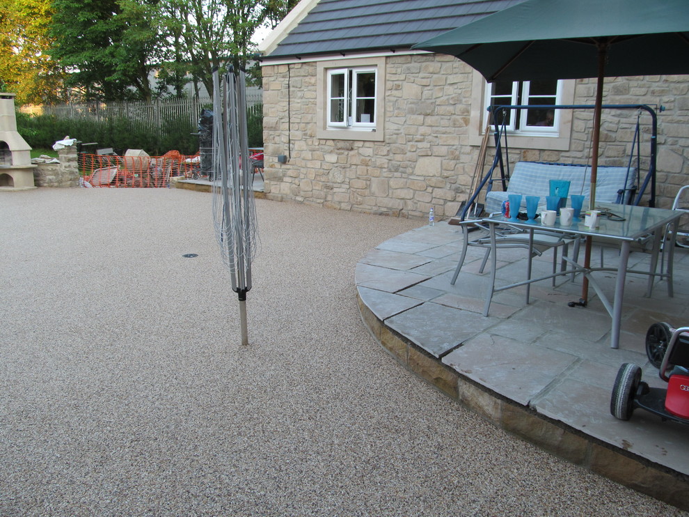 This is an example of a contemporary patio in London.