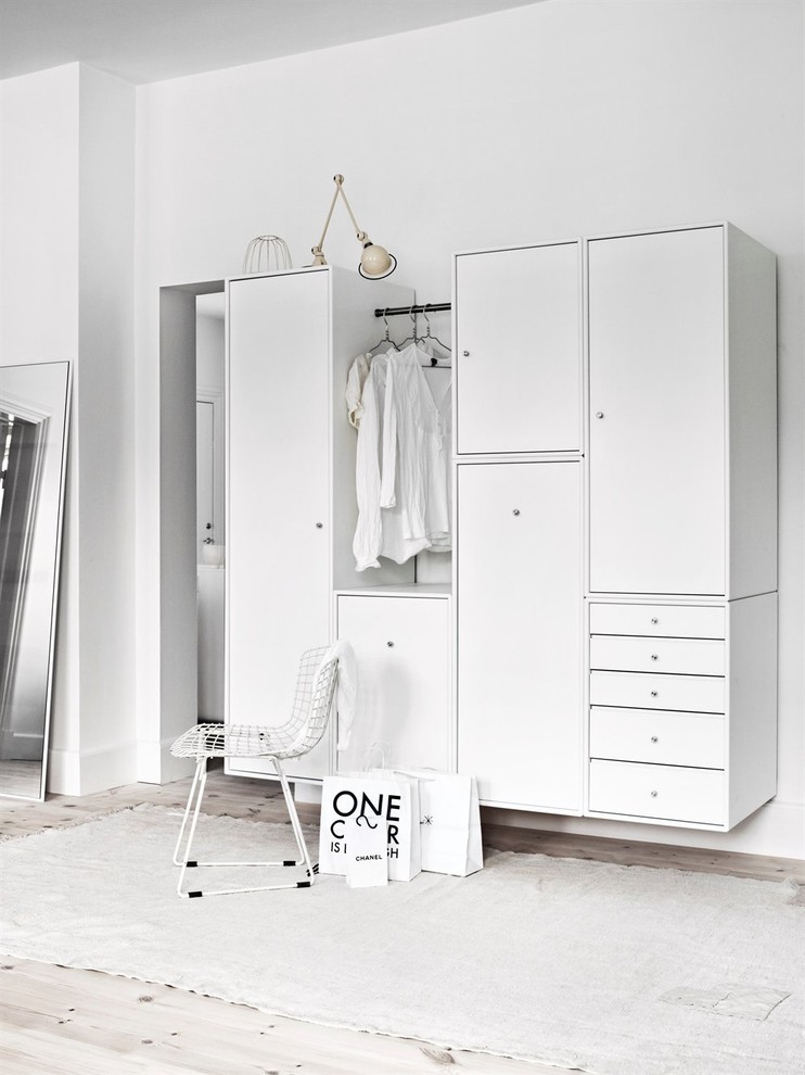 This is an example of a contemporary storage and wardrobe in Copenhagen.