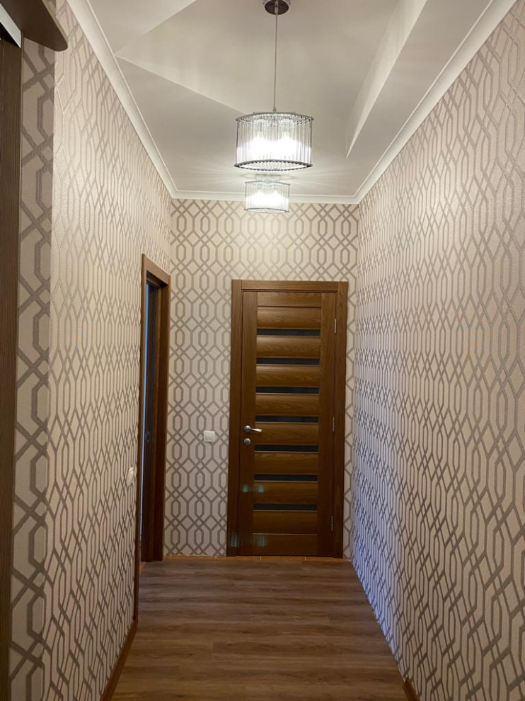 Imagen de recibidores y pasillos contemporáneos pequeños con paredes grises, suelo vinílico, suelo marrón, vigas vistas y papel pintado