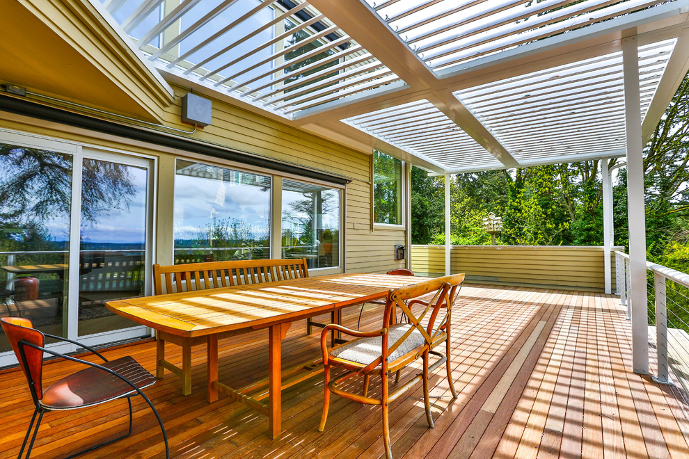 Photo of a mid-sized modern backyard deck in Seattle.