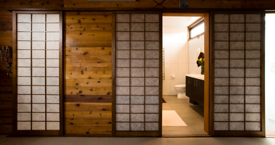 Mittelgroßes Asiatisches Hauptschlafzimmer ohne Kamin mit Teppichboden, beigem Boden, Holzdecke und Holzwänden in Melbourne