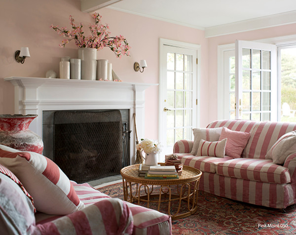 Photo of a traditional living room in Detroit.