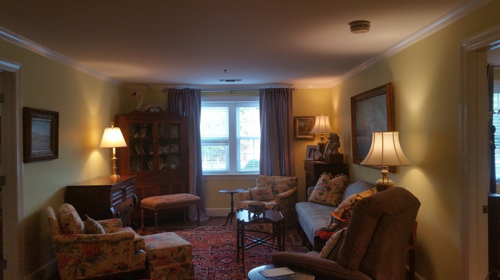 Mid-sized elegant home design photo