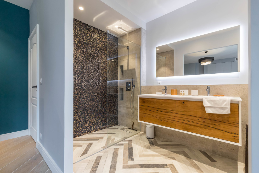 Design ideas for a contemporary 3/4 bathroom in Nice with flat-panel cabinets, medium wood cabinets, a curbless shower, mosaic tile, white walls, beige floor, an open shower and white benchtops.