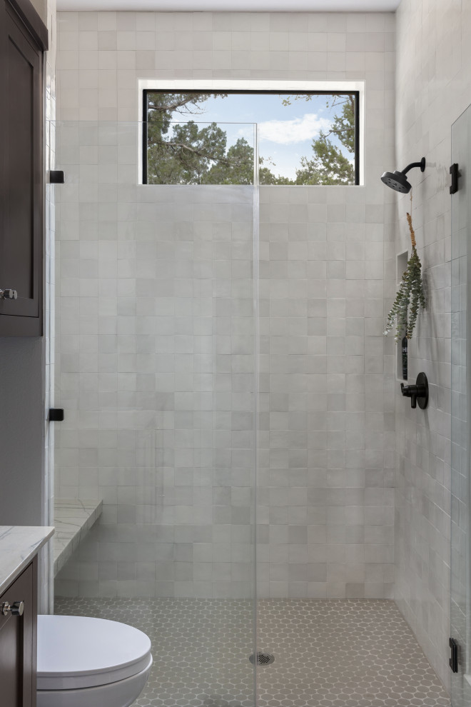 Exempel på ett litet modernt vit vitt badrum med dusch, med luckor med infälld panel, lila skåp, en kantlös dusch, vit kakel, keramikplattor, ett undermonterad handfat, bänkskiva i kvartsit och dusch med gångjärnsdörr