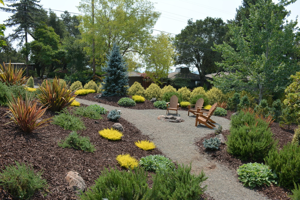 Design ideas for a mid-sized country front yard full sun xeriscape in San Francisco with a fire feature and gravel.