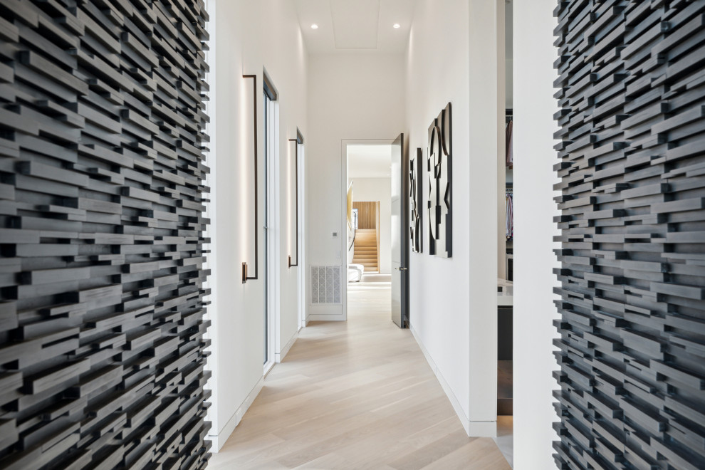 Idee per un grande ingresso o corridoio minimalista con pareti bianche e parquet chiaro