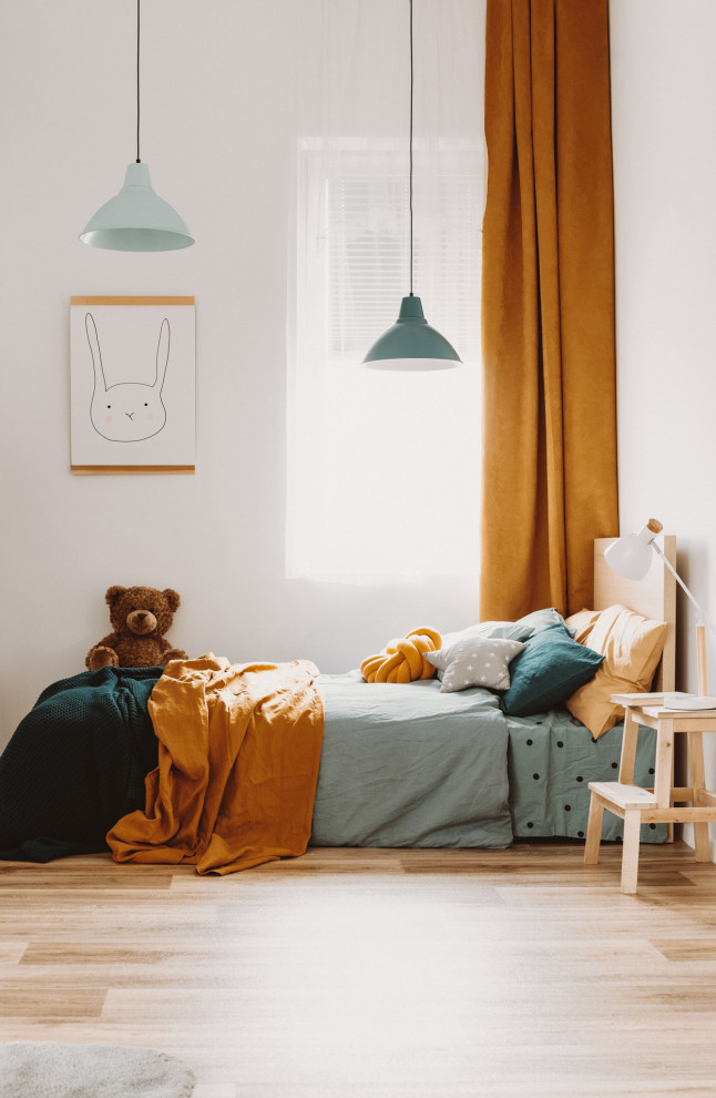 Idéer för mellanstora funkis pojkrum kombinerat med sovrum och för 4-10-åringar, med vita väggar, laminatgolv och flerfärgat golv