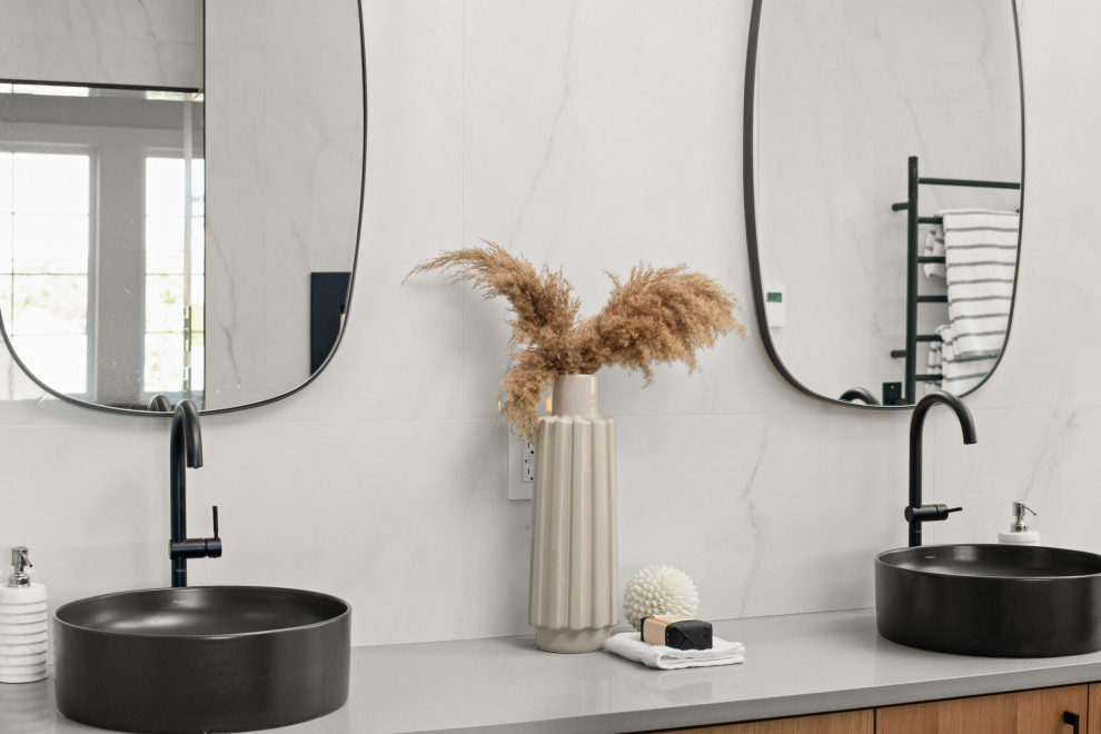 Example of a transitional bathroom design in Vancouver