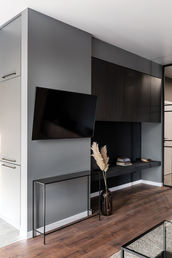 Спокойный, темный интерьер с элементами дерева