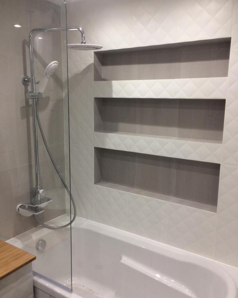 Cette image montre une salle de bain principale design avec une baignoire en alcôve, une douche double, une cabine de douche à porte coulissante, meuble simple vasque et meuble-lavabo suspendu.